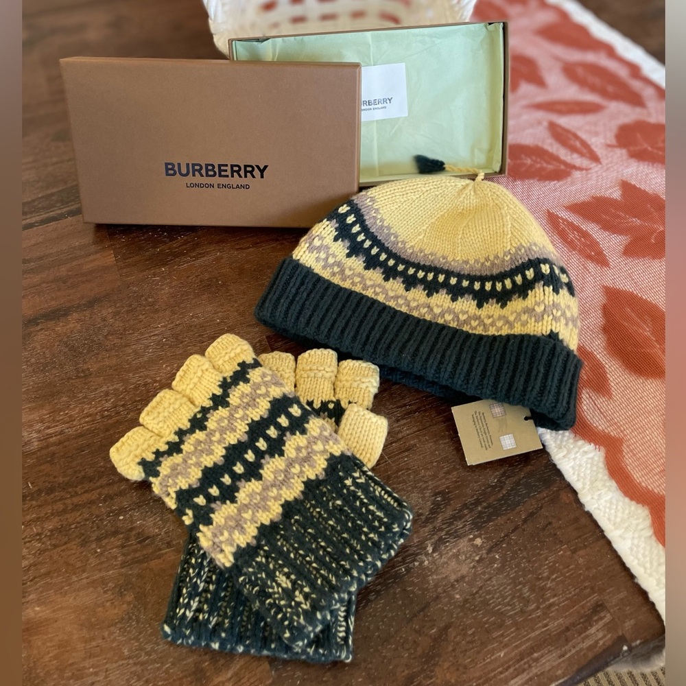 Burberry knit hat and gloves set